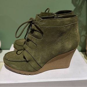 Nine West Olive Green Suede Wedge boots Jonathand4 size 6